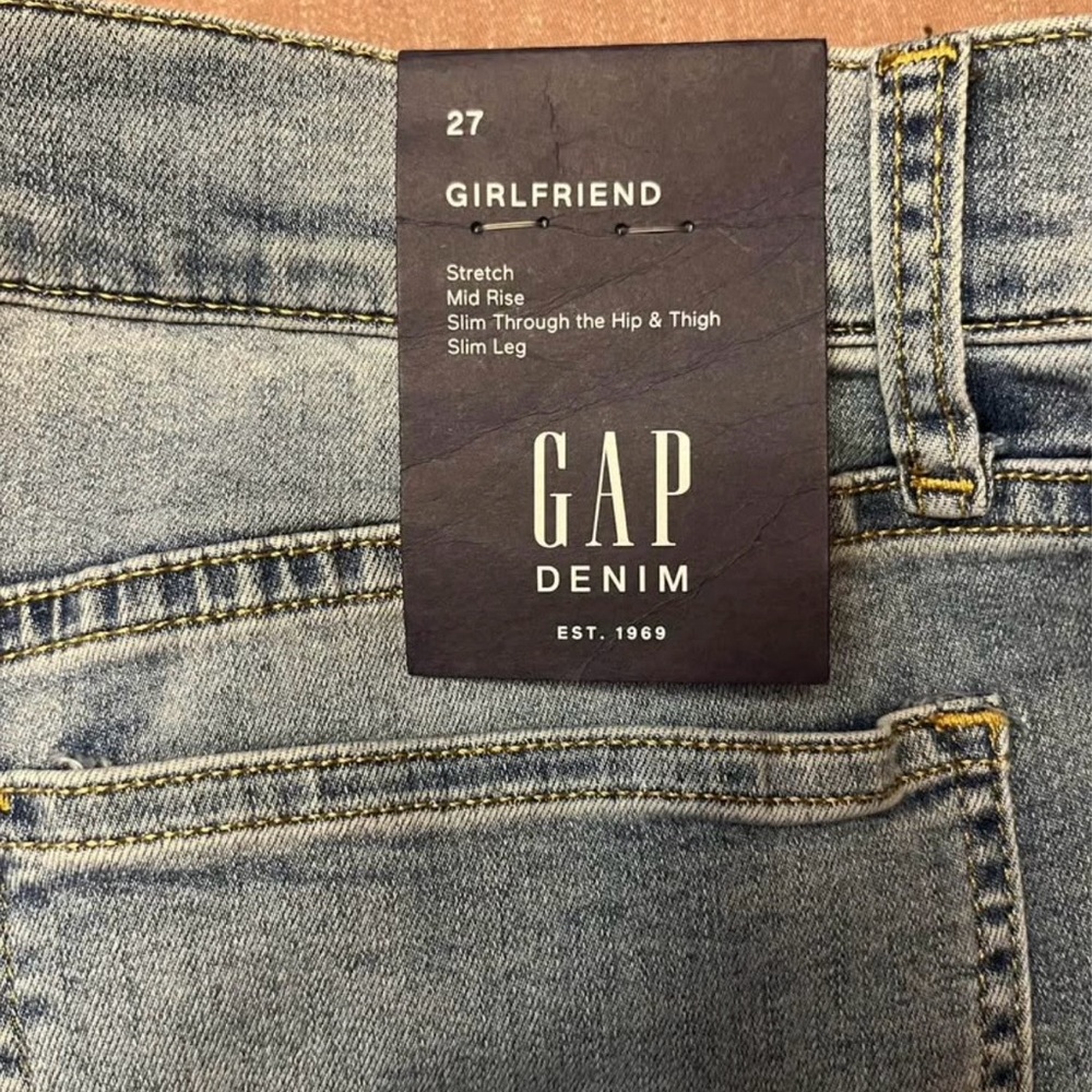 NWT: GAP Women's Denim Girlfriend Jeans - Size 27